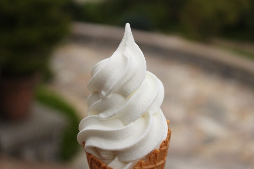 ソフトクリームの食べ比べで国際交流